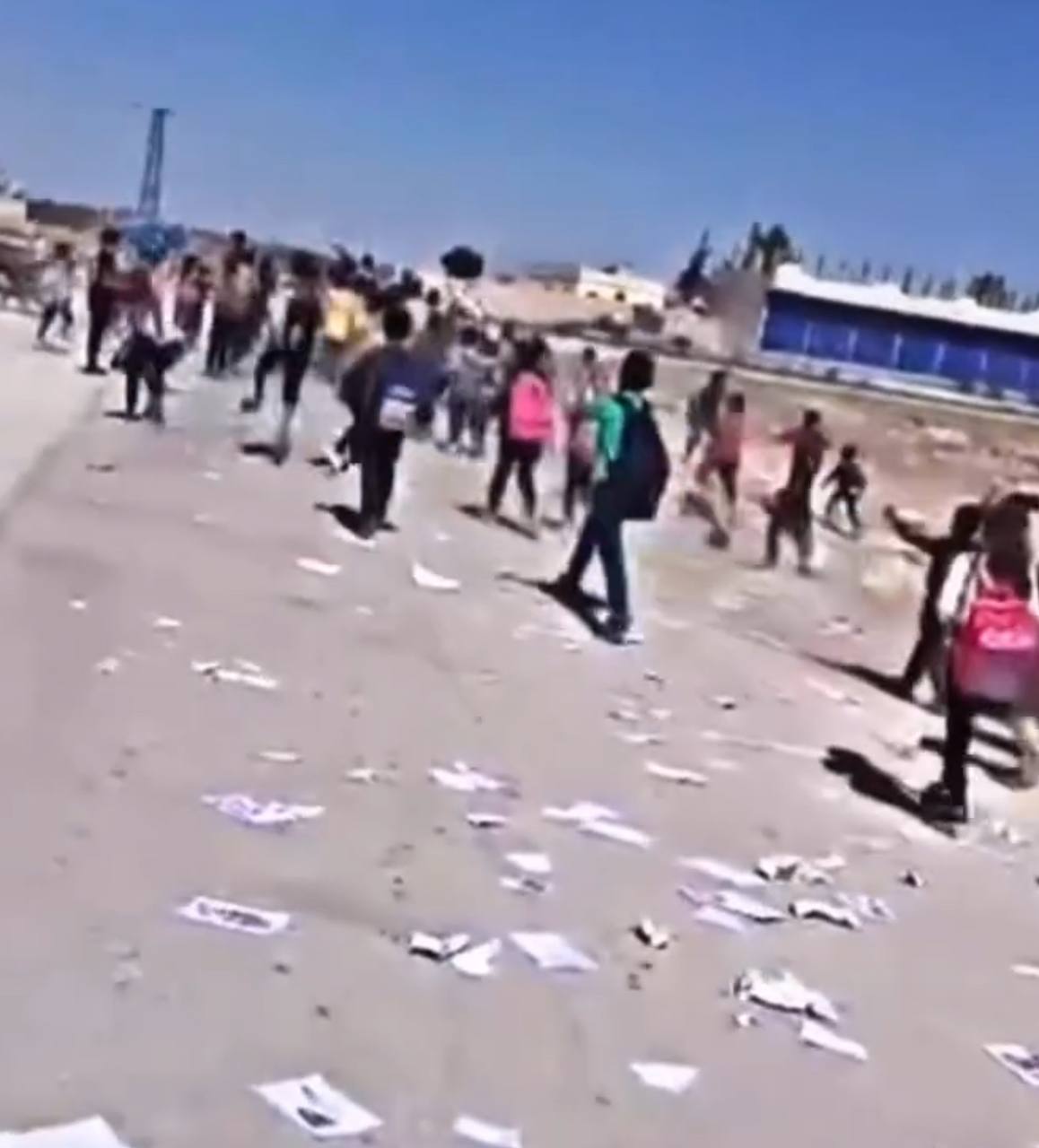 طلاب مدينة منبج يرفضون المناهج التعليمية التي توزعها “قسد” ويدعون للإضراب