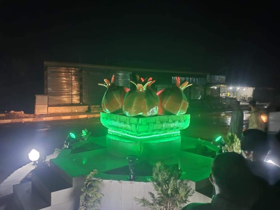 الأهالي يقتحمون المركز التربوي في بلدة السوسة بريف دير الزور الشرقي، ويحرقون مناهج قسـ ـد.