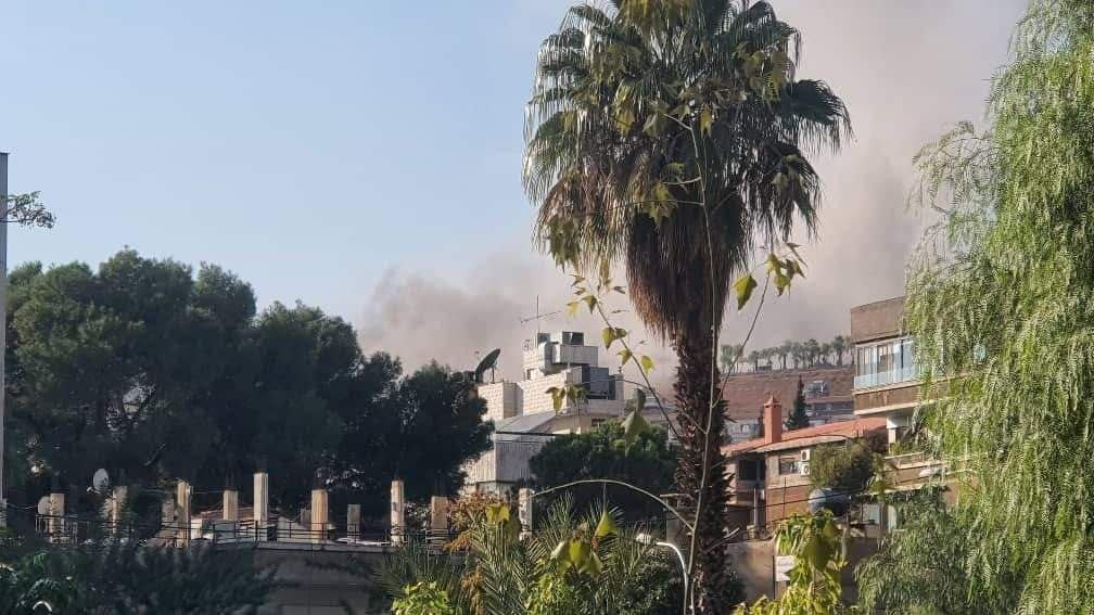 غارات جوية إسرائيلية تستهدف مواقع سكنية في دمشق وريفها وتسفر عن قتـ ـلى وأضرار كبيرة