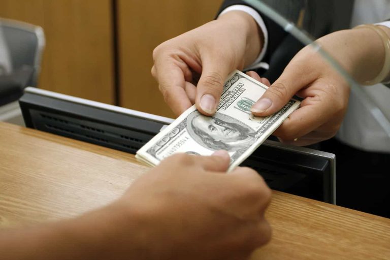 قسد تضيق الخناق على أصحاب شركات التحويل بالرقة