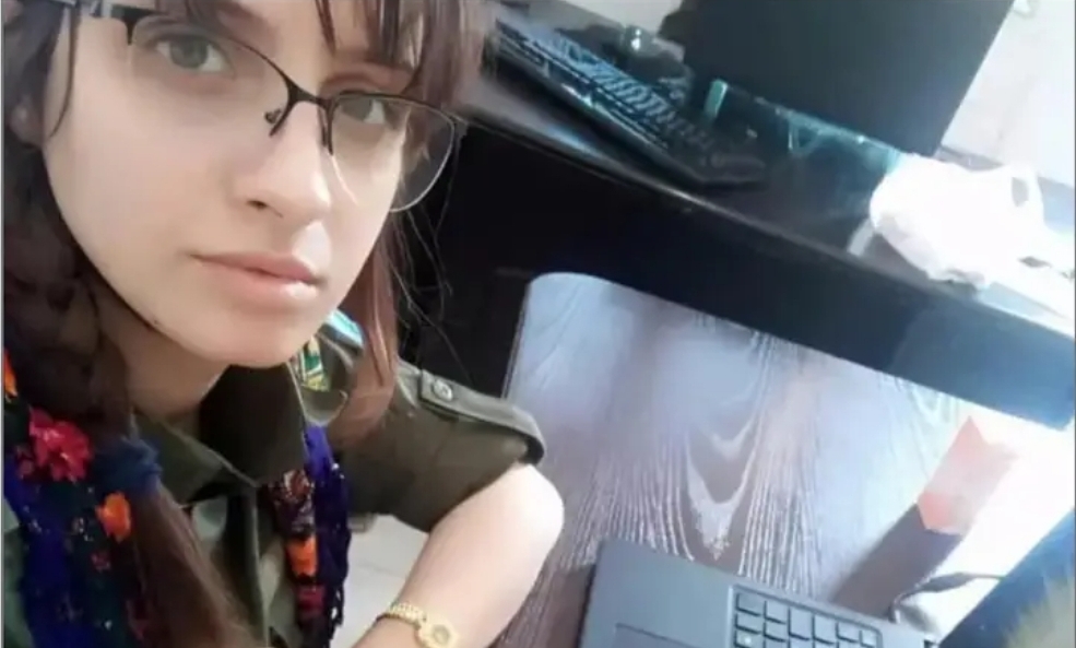 تلفزيون سوريا في مرمى الجدل بعد ظهور مقاتلة بمليـ ـشيا قسد كمراسلة في الرقة